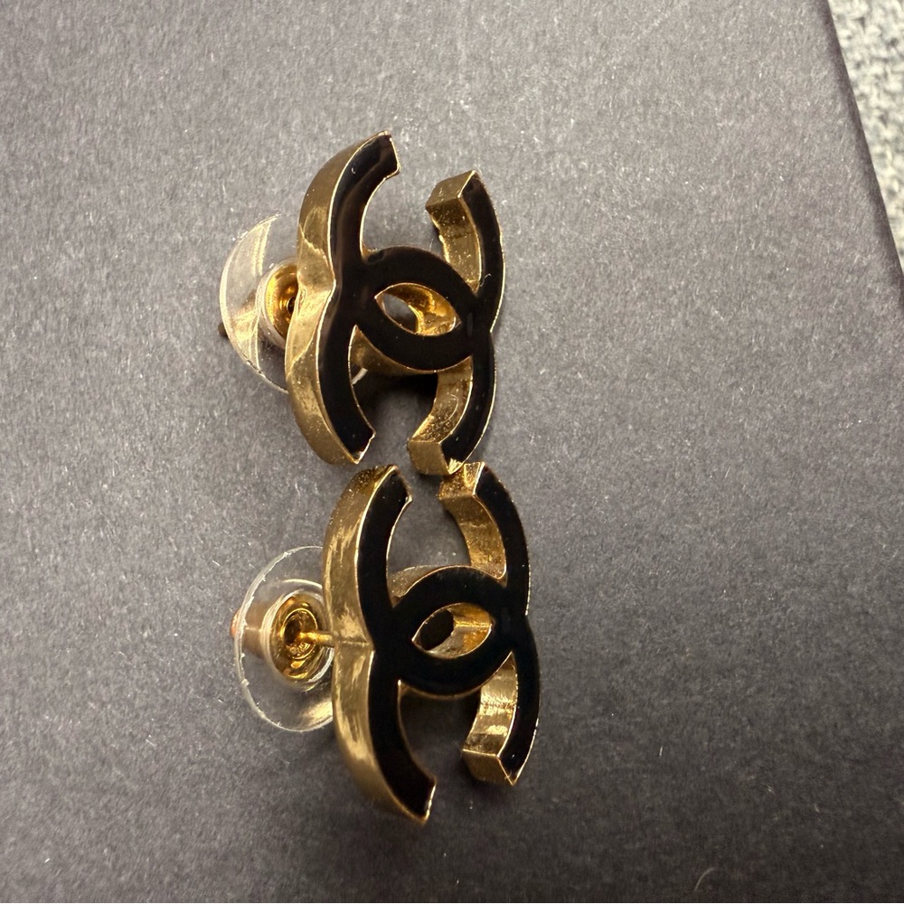 CHANEL CC enamel stud earrings - Picture 6 of 6